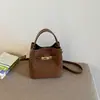 Bolsa de mão tendência, cor sólida, nicho, retrô para mulheres, nova bolsa transversal casual e estilosa 2026, bolsa sacola balde descontraída