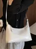 Bolso de axila texturizado transfronterizo para mujer, nuevo modelo 2026, bolso simple de media luna, bolso versátil para hombro y cruzado