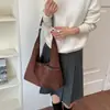 Bolso Tote Vintage Mate con Remaches para Mujer, Estilo Relajado, Gran Capacidad, Bolso de Hombro para Viajes Diarios, Bolso de Axila para Mujer Estilo Perezoso