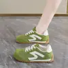 Zapatillas de entrenamiento de moda amarillas alemanas para mujer, zapatillas casuales de malla transpirable para el verano 2026, zapatillas casuales de estilo universitario con cordones