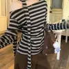 Camiseta a Rayas de Contraste Retro con Hombro Descubierto y Cinta, Manga Larga para Mujer, Diseño Coreano para Primavera y Otoño, Top Ajustado Estilo Hombro Caído