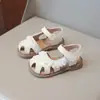 Sandálias Infantis 2026 Verão Renda Infantil Fechadas na Ponta Vazadas Sandálias Princesa Solado Macio Antiderrapante Sapatos de Praia para Bebê Menina