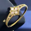 Pulsera de cristal de esmeralda individual con incrustaciones de diamantes y diseño hueco estilo palacio y pulsera de moda con incrustaciones de diamantes de flor de fritillaria blanca