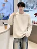 Sudadera gris de peso pesado estilo americano con estampado floral blanco para hombre, camiseta de manga larga de otoño cleanfit deconstruida en el hombro derecho, camiseta base de capa interior