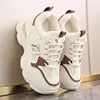 Zapatillas de papá modernas y ligeras, colección otoño 2026, que aumentan la altura, casuales, zapatillas blancas de moda, antideslizantes, zapatos deportivos de suela blanda para mujer