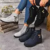 Botas Martin con Tira Cruzada y Borlas para Mujer Tacón Grueso Cremallera Lateral Cordones Botines Decoración Metálica Retro Botas de Mujer Otoño Invierno Venta al por Mayor cn