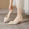 Zapatos de tacón de aguja de punta alta con perlas y adornos de strass en forma de lazo, sandalias de punta cerrada para mujer, disponibles en stock
