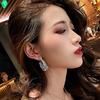 Venta directa Pendientes S925 Europeos y Americanos de alta gama Pendientes de lujo con diamantes de temperamento Pendientes retro para mujer Joyería transfronteriza de cruz de oreja barroca