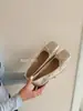 Sapatos femininos estilo francês com laço e sola macia, novos para o verão de 2026, sapatilhas versáteis de bico quadrado para mulheres combinarem com saias