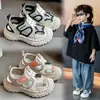 Sapatos infantis sandálias de menino estilo verão 2025 novo vazado sola macia sapatos infantis de malha simples sapatos esportivos leves respiráveis para meninos