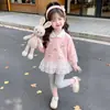 Roupa fofa para meninas, novo estilo primavera e outono 2026 vestido moletom de renda para bebê, conjunto de duas peças de moda infantil para outono
