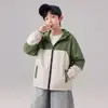 Jaqueta corta-vento para meninos Casaco com forro de fleece para crianças médias e grandes Peça única de fleece Primavera Outono Inverno 2026 Roupas infantis Bloco de cores infantil Outono