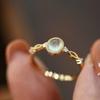 Celebridad de Internet Transmisión en Vivo Venta Caliente Nuevo Estilo Semilla de Hielo Simulada Calcedonia Natural con Pequeño Diamante Gota de Rocío Anillo Abierto para Mujeres Lujo Ligero Simple