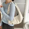 Bolsa de ombro casual de alta qualidade estilo coreano com rebites, elegante e versátil, bolsa de ombro espaçosa para o dia a dia para mulheres