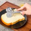 Cortador de Pizza de Acero Inoxidable de Dos Ruedas Transfronterizo Nuevo en stock Venta al por Mayor Cocina Horneado Encaje Plato para Pastel Cuchillo para Pizza