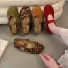 Sapatos Mary Jane com Velcro Plano para Mulheres 2026 Verão Nova Moda Estilo Ballet Sapatos Individuais Sola Macia Sapatos Baixos