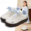 Zapatillas de suela blanda para niños, nueva colección primavera/verano 2026, zapatillas de entrenamiento alemanas de moda y versátiles para niñas, con adorables diseños de gatos y peces, y el moderno estilo "Forrest Gump"