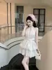 Vestido Rosa de Cuello Halter con Collar de Perlas y Parches de Malla, Corto y Esponjoso, Estilo Socialité Suave y Elegante Vestido para Cita