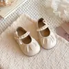 Zapatos de Cuero con Lazo de Perlas para Bebés y Niñas Pequeñas Moda 2026 Nuevo Estilo Primavera/Otoño Zapatos Caminadores Elegantes para Niñas Suela Suave