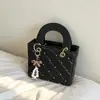 Elegante y moderno bolso acolchado para mujer de la nueva colección 2026, versátil para el trabajo, moderno bolso de hombro de comercio exterior