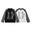 Camiseta masculina de manga longa estilo rock retrô americano, com listras pretas e brancas, mangas raglan e estampa de grafite de guitarra, um top moderno