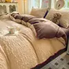 Novo Conjunto de Quatro Peças de Gaze Ondulada Cor Sólida Dobras Texturizadas Borda de Corda de Cânhamo Envelope Vermelho Macio e Confortável Roupa de Cama para Dormitório Estudantil