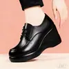 Otoño 2026 Versátiles de Suela Gruesa Punta Redonda Tacón de Cuña Nuevos Zapatos de Madre con Cordones Suela Suave Cómodos Ligeros Tacones Altos