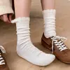 Meias estilosas estilo coreano para primavera e outono, com renda de folha de lótus, estilo JK, efeito emagrecedor, comprimento até a panturrilha, design sem costura, cor sólida, listras verticais e barra franzida; meias cinzas