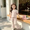 Conjunto de Verão Listrado para Meninas 2026 Novo Estiloso Top de Manga Curta Elástico com Babados e Calça Flare Fina Conjunto de Duas Peças