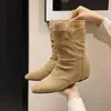 Novas botas versáteis 2026 botas curtas botas de cowboy camurça Western bico fino moda outono salto escondido femininas justas e confortáveis