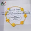 Pulseira Popular de Moda com Coração Cortado a Laser e Trevo da Sorte para Mulheres, Nova Joia Elegante Versátil de Design de Alto Padrão