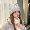Gorro de punto estilo coreano con lana, diseñado para mantener abrigadas a las mujeres y hacer que sus rostros parezcan más pequeños, con un lazo floral y adecuado para cabezas de mayor tamaño