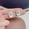 Brincos de Verão de Luxo Leve para o Dia a Dia Femininos Brincos de Pérola de Concha Branca 2022 Novos Brincos Elegantes da Moda