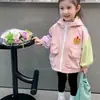 Jaquetas Infantis Primavera e Outono 2025 Novo Estilo Roupas de Outono para Crianças Meninas Bebês Tops com Capuz Modernos Tendência