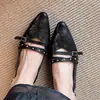Sandalias de punta fina y cerrada Chuyuji estilo retro con remaches para mujer, planas con una sola tira de hebilla, parte trasera abierta, adecuadas para ir al trabajo, zapatos de suela blanda