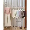 Camiseta Feminina Slimming Cintura Ajustada Manga Longa Ombro a Ombro Estilo Francês Suave Outono Inicial com Letra de Strass OFICIAL 28639