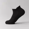 Meias esportivas masculinas com sola atoalhada, antibacterianas, resistentes a odores, absorventes de suor, meias curtas até a panturrilha, meias de algodão de cor sólida, adequadas para todas as estações, modelos preto e branco