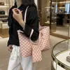 Bolsa de mano retro de alta gama de gran capacidad, un nuevo estilo transfronterizo, versátil para el trabajo, a la moda, con un patrón de monograma único, y se puede llevar en la mano o usar como bandolera.