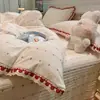 Conjunto de colcha jacquard tingida em fio Classe A com quatro peças, fresco e simples, lençol de cama e saia de cama de renda bordada 100% algodão, conjunto floral de quatro peças