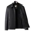 Nuevos estilos de primavera y otoño: Chaqueta de cuero para hombre con cuello alto, adecuada para primavera y otoño, una opción de abrigo cálido para papás y una chaqueta de negocios elegante