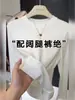 Camiseta base de manga larga con cuello redondo para mujer, nueva colección de principios de otoño 2026, corte ajustado, favorecedora, top blanco elegante para usar en capas o solo