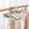 El Fabricante Procesa y Personaliza Perchas de Plástico para Ropa. Los colgadores de ropa telescópicos multifuncionales para niños están en grandes cantidades y se pueden tomar como muestras y facturar.