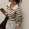 Suéter de tricô listrado de botões único, estilo coreano, outono e inverno, preppy retrô, suéter casual versátil para mulheres, peça externa feminina