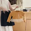Conjunto de otoño para niñas 2026 nuevo modelo: conjunto rosa de dos piezas para niña con top de manga larga y pantalones grises oscuros con volantes para bebé