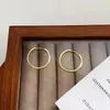 Anillo de metal liso estilo frío simple hebilla de oreja de moda elegante personalidad pendientes de aro versátiles nuevo pendiente de moda