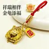 O mestre recomenda o pingente Ping An Guo Guo Su, um amuleto que traz sorte, chaveiro, ornamento de carro e lembrança