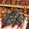 Escultura de Madeira de Agarwood com Folha de Lótus Esculpida e Figurine de Maitreya Yuanbao, Enfeite de Madeira Sólida para Carro, Obra de Arte em Madeira para Adoração de Buda, Presente para Exibição em Mesa