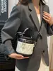 Bolso de mano para mujer transfronterizo, nuevo modelo 2026, nicho retro moda elegante bolso cilíndrico acolchado, bolso de hombro y cruzado, moderno