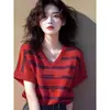 Verão 2026 Novo Estilo Coreano Fashionável e Jovem Único e Bonito Top Tricô Camiseta Listrada Vermelha para Mulheres