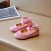 Sapatos de couro para meninas, novo estilo primavera e outono 2025, sapatos infantis, sapatos de princesa para meninas, mocassins de sola macia, sapatos de performance de boca rasa.